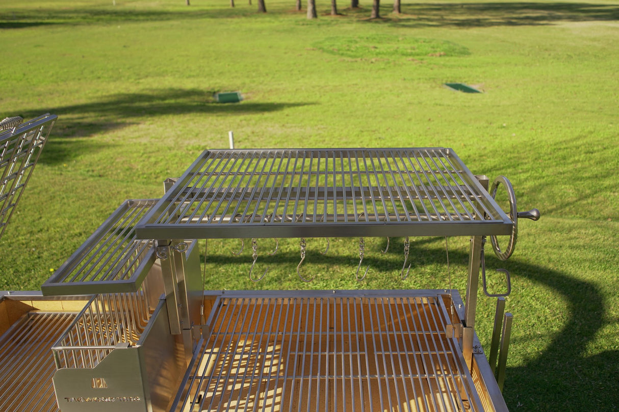 Round Roof Grill - Majestic Patio